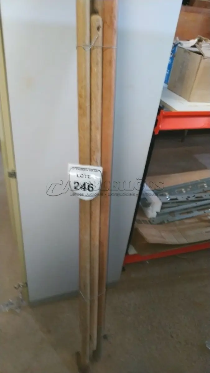 LOTE 246 - 01 LOTE COM CABOS DE FERRAMENTAS. (NO ESTADO) ATENÇÃO! FAZER A VISITAÇÃO ANTES DE ARREMATAR, NÃO SABEMOS SE FUNCIONA, LEILÃO NÃO TEM GARANTIA E NEM DEVOLUÇÃO, SUJEITO A POSSÍVEIS AVARIAS VISÍVEIS/OCULTAS E/OU 