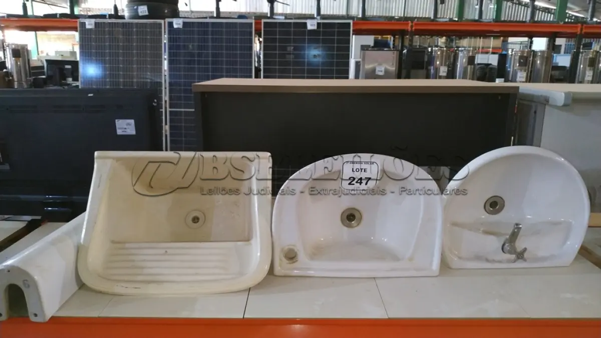 LOTE 247 - 02 PIAS DE CERÂMICA, 01 TANQUE E 01 COLUNA. (NO ESTADO) ATENÇÃO! FAZER A VISITAÇÃO ANTES DE ARREMATAR, NÃO SABEMOS SE FUNCIONA, LEILÃO NÃO TEM GARANTIA E NEM DEVOLUÇÃO, SUJEITO A POSSÍVEIS AVARIAS VISÍVEIS/OCULTAS