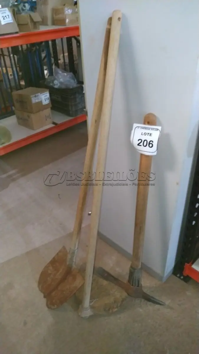 LOTE 206 - 01 PICARETA COM CABO, 01 PÁ COM CABO E 01 ENXADA COM CABO. (NO ESTADO) ATENÇÃO! FAZER A VISITAÇÃO ANTES DE ARREMATAR, NÃO SABEMOS SE FUNCIONA, LEILÃO NÃO TEM GARANTIA E NEM DEVOLUÇÃO, SUJEITO A POSSÍVEIS AVARIAS VISÍVEIS/OCULTAS E/OU AUSÊNCIA DE COMPONENTES.