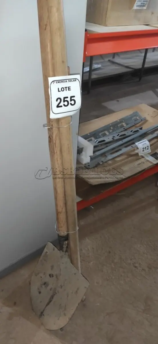 LOTE 255 - 01 PÁ COM CABO, 01 ENXADA COM CABO E 01 PICARETA COM CABO. (NO ESTADO) ATENÇÃO! FAZER A VISITAÇÃO ANTES DE ARREMATAR, NÃO SABEMOS SE FUNCIONA, LEILÃO NÃO TEM GARANTIA E NEM DEVOLUÇÃO, SUJEITO A POSSÍVEIS AVARIAS VISÍVEIS/OCULTAS E/OU 
