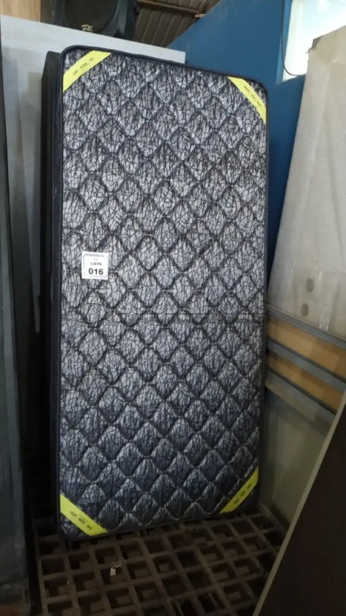 LOTE 016 - 01 COLCHÃO DE SOLTEIRO COM BASE 1,88CM X 88 CM. (NO ESTADO EM QUE SE ENCONTRA. SUJEITO A AVARIAS OCULTAS/VISÍVEIS) BJ7217R