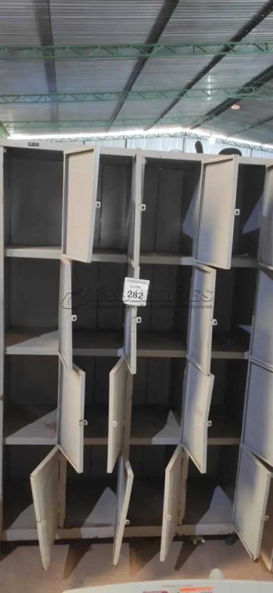 LOTE 282 - 01 ARMÁRIO ROUPEIRO DE AÇO 16 PORTAS.  (NO ESTADO) ATENÇÃO! FAZER A VISITAÇÃO ANTES DE ARREMATAR, NÃO SABEMOS SE FUNCIONA, LEILÃO NÃO TEM GARANTIA E NEM DEVOLUÇÃO, SUJEITO A POSSÍVEIS AVARIAS VISÍVEIS/OCULTAS E/OU AUSÊNCIA DE COMPONENTES.