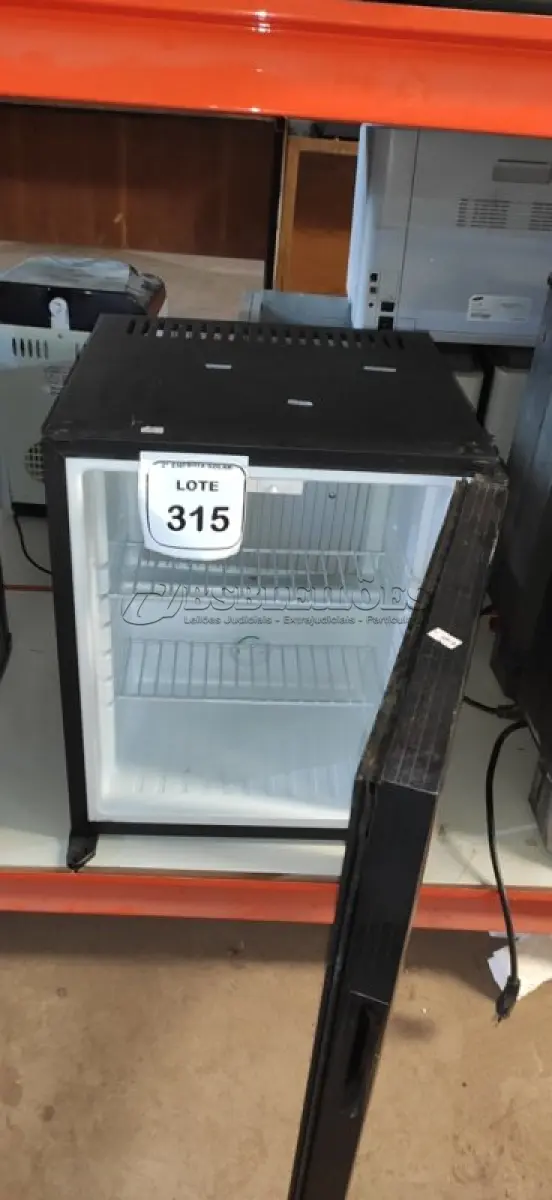 LOTE 315 - 01 FRIGOBAR 50 LITROS DOMETIC. (NO ESTADO) ATENÇÃO! FAZER A VISITAÇÃO ANTES DE ARREMATAR, NÃO SABEMOS SE FUNCIONA, LEILÃO NÃO TEM GARANTIA E NEM DEVOLUÇÃO, SUJEITO A POSSÍVEIS AVARIAS VISÍVEIS/OCULTAS E/OU AUSÊNCIA DE COMPONENTES.
