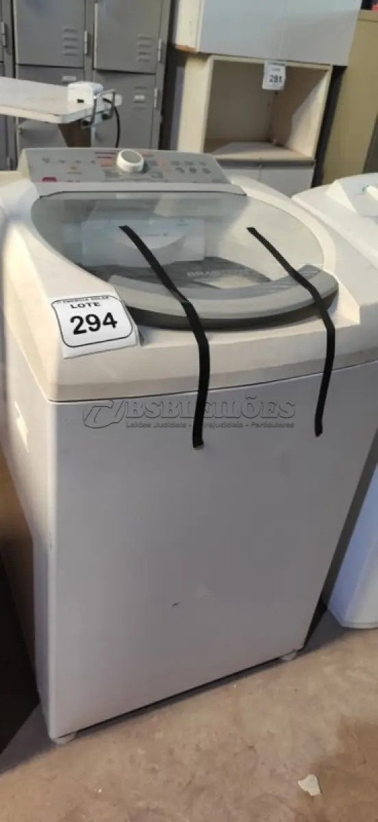 LOTE 294 - 01 MÁQUINA DE LAVAR ROUPAS BRASTEMP 11KG 220VOLTS.  (NO ESTADO) ATENÇÃO! FAZER A VISITAÇÃO ANTES DE ARREMATAR, NÃO SABEMOS SE FUNCIONA, LEILÃO NÃO TEM GARANTIA E NEM DEVOLUÇÃO, SUJEITO A POSSÍVEIS AVARIAS VISÍVEIS/OCULTAS E/OU AUSÊNCIA DE COMPONENTES.