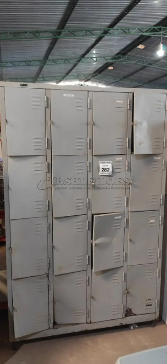 LOTE 282 - 01 ARMÁRIO ROUPEIRO DE AÇO 16 PORTAS.  (NO ESTADO) ATENÇÃO! FAZER A VISITAÇÃO ANTES DE ARREMATAR, NÃO SABEMOS SE FUNCIONA, LEILÃO NÃO TEM GARANTIA E NEM DEVOLUÇÃO, SUJEITO A POSSÍVEIS AVARIAS VISÍVEIS/OCULTAS E/OU AUSÊNCIA DE COMPONENTES.