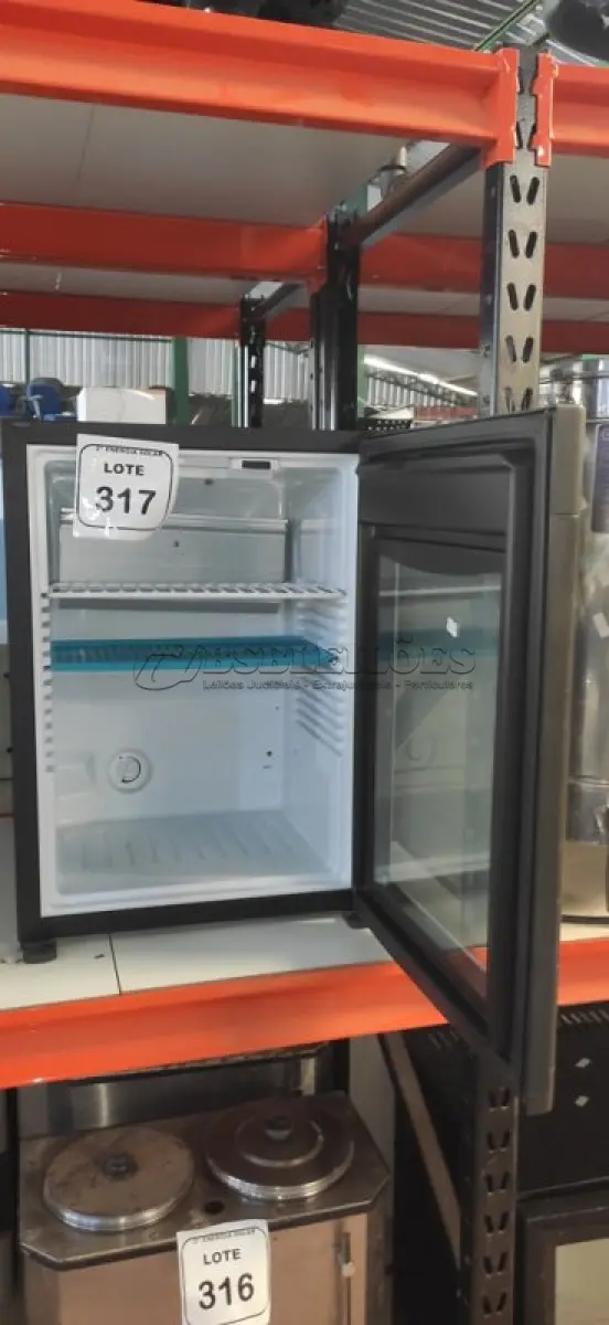 LOTE 317 - 01 FRIGOBAR 50 LITROS DOMETIC. (NO ESTADO) ATENÇÃO! FAZER A VISITAÇÃO ANTES DE ARREMATAR, NÃO SABEMOS SE FUNCIONA, LEILÃO NÃO TEM GARANTIA E NEM DEVOLUÇÃO, SUJEITO A POSSÍVEIS AVARIAS VISÍVEIS/OCULTAS E/OU AUSÊNCIA DE COMPONENTES.