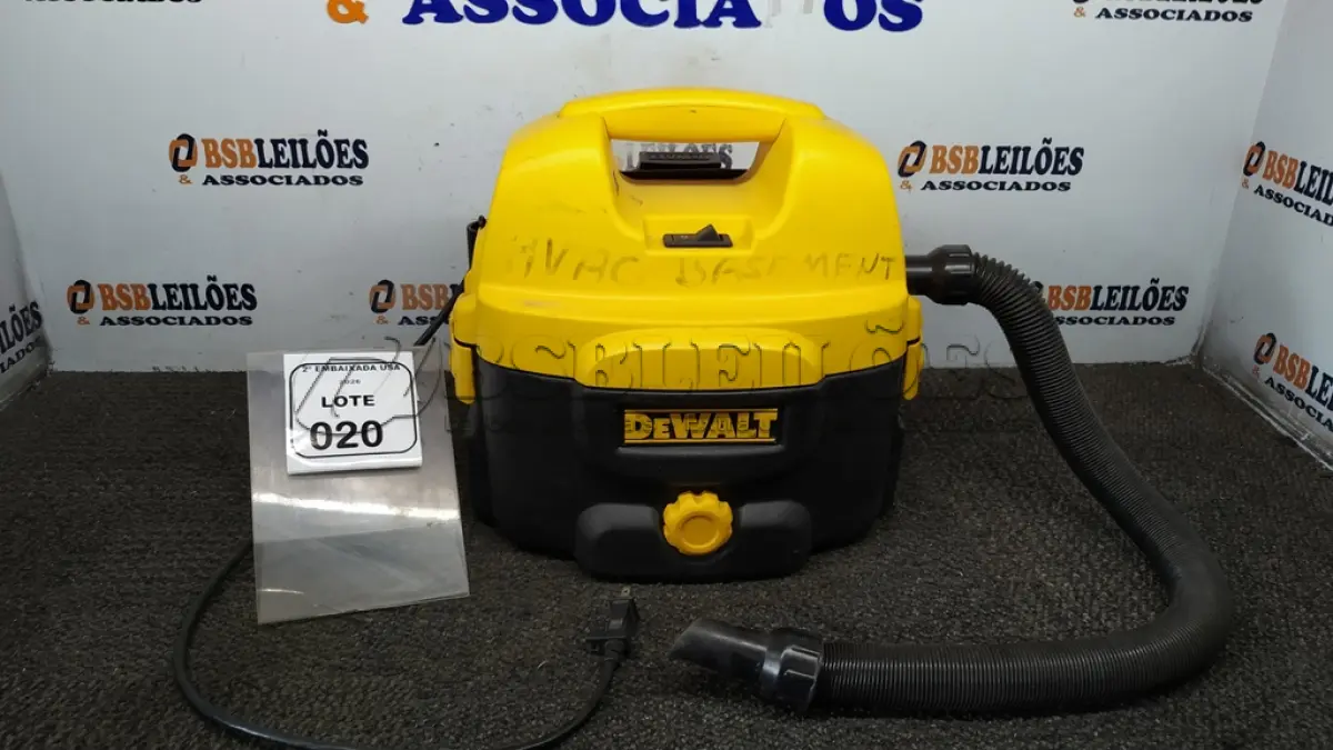 LOTE 020 - 01 ASPIRADOR DE PÓ (VACUUM CLEANER), DEWALT 3AB14 PORTABLE WET/DRY 110V. (NO ESTADO EM QUE SE ENCONTRA. SUJEITO A AVARIAS OCULTAS/VISÍVEIS.) AV9697H