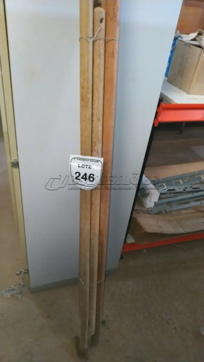 LOTE 246 - 01 LOTE COM CABOS DE FERRAMENTAS. (NO ESTADO) ATENÇÃO! FAZER A VISITAÇÃO ANTES DE ARREMATAR, NÃO SABEMOS SE FUNCIONA, LEILÃO NÃO TEM GARANTIA E NEM DEVOLUÇÃO, SUJEITO A POSSÍVEIS AVARIAS VISÍVEIS/OCULTAS E/OU 
