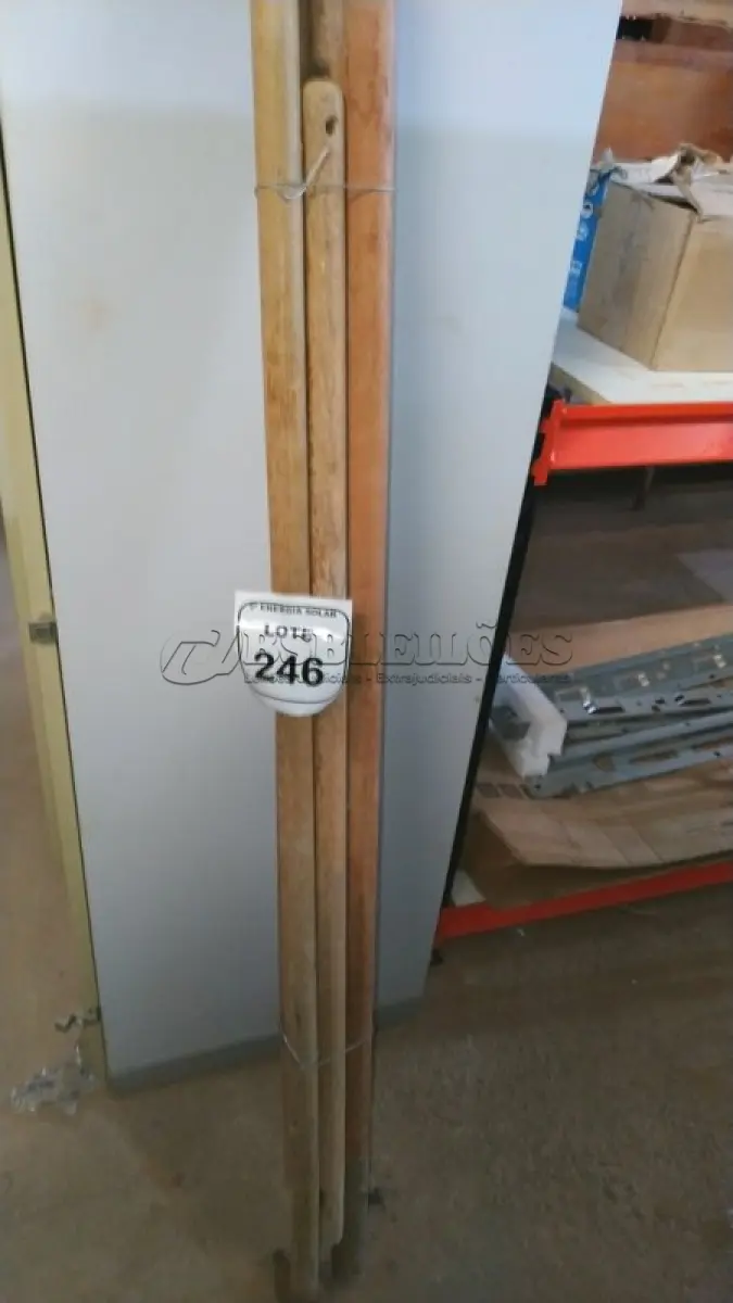 LOTE 246 - 01 LOTE COM CABOS DE FERRAMENTAS. (NO ESTADO) ATENÇÃO! FAZER A VISITAÇÃO ANTES DE ARREMATAR, NÃO SABEMOS SE FUNCIONA, LEILÃO NÃO TEM GARANTIA E NEM DEVOLUÇÃO, SUJEITO A POSSÍVEIS AVARIAS VISÍVEIS/OCULTAS E/OU 
