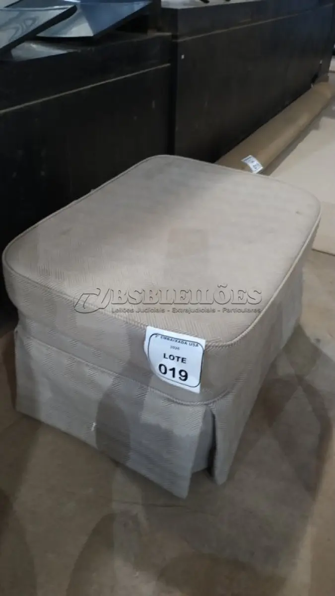 LOTE 019 - 01 PUF/OTTOMAN. (NO ESTADO EM QUE SE ENCONTRA. SUJEITO A AVARIAS OCULTAS/VISÍVEIS) AV9574P