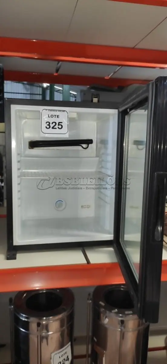 LOTE 325 - 01 FRIGOBAR 50 LITROS DOMETIC. (NO ESTADO) ATENÇÃO! FAZER A VISITAÇÃO ANTES DE ARREMATAR, NÃO SABEMOS SE FUNCIONA, LEILÃO NÃO TEM GARANTIA E NEM DEVOLUÇÃO, SUJEITO A POSSÍVEIS AVARIAS VISÍVEIS/OCULTAS E/OU AUSÊNCIA DE COMPONENTES.