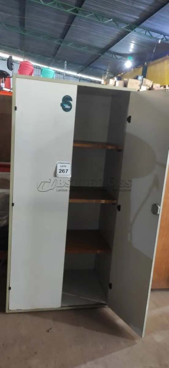 LOTE 267 - 01 ARMÁRIO EM MADEIRA 02 PORTAS COM 03 PRATELEIRAS. (NO ESTADO) ATENÇÃO! FAZER A VISITAÇÃO ANTES DE ARREMATAR, NÃO SABEMOS SE FUNCIONA, LEILÃO NÃO TEM GARANTIA E NEM DEVOLUÇÃO, SUJEITO A POSSÍVEIS AVARIAS VISÍVEIS/OCULTAS E/OU AUSÊNCIA DE COMPONENTES.
