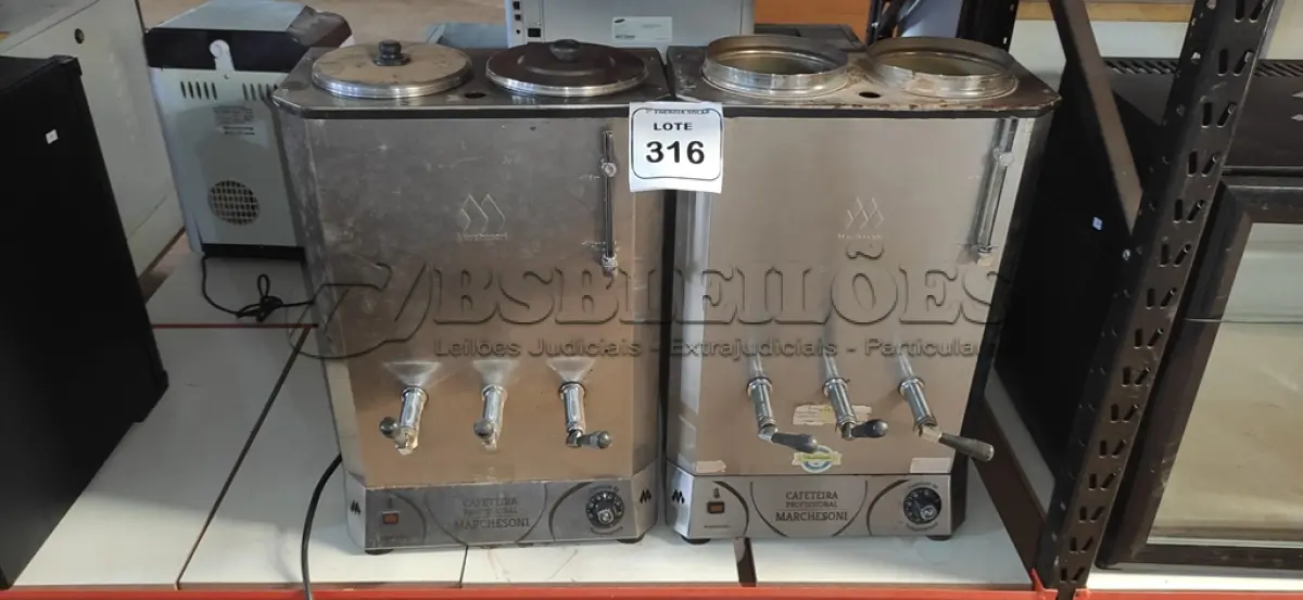 LOTE 316 - 02 CAFETEIRAS INDUSTRIAL MARCHESONI. (NO ESTADO) ATENÇÃO! FAZER A VISITAÇÃO ANTES DE ARREMATAR, NÃO SABEMOS SE FUNCIONA, LEILÃO NÃO TEM GARANTIA E NEM DEVOLUÇÃO, SUJEITO A POSSÍVEIS AVARIAS VISÍVEIS/OCULTAS E/OU AUSÊNCIA DE COMPONENTES.