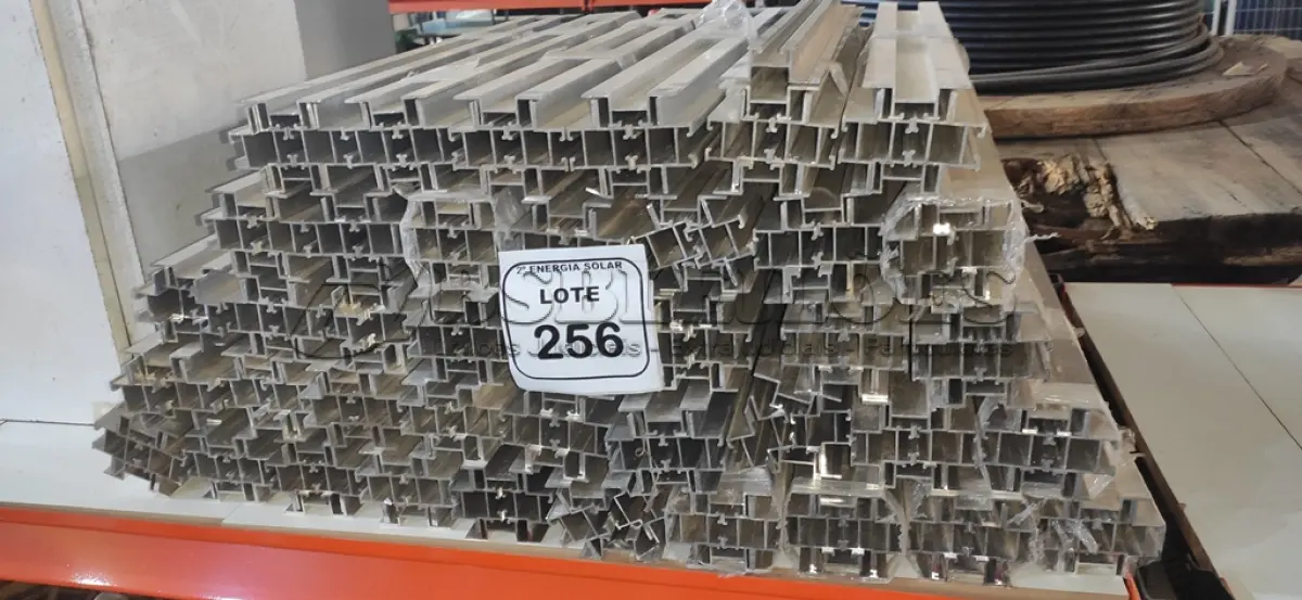 LOTE 256 - 01 LOTE COM PEDAÇOS DE TRILHOS EM ALUMÍNIO. (NO ESTADO) ATENÇÃO! FAZER A VISITAÇÃO ANTES DE ARREMATAR, NÃO SABEMOS SE FUNCIONA, LEILÃO NÃO TEM GARANTIA E NEM DEVOLUÇÃO, SUJEITO A POSSÍVEIS AVARIAS VISÍVEIS/OCULTAS E/OU AUSÊNCIA DE COMPONENTES.