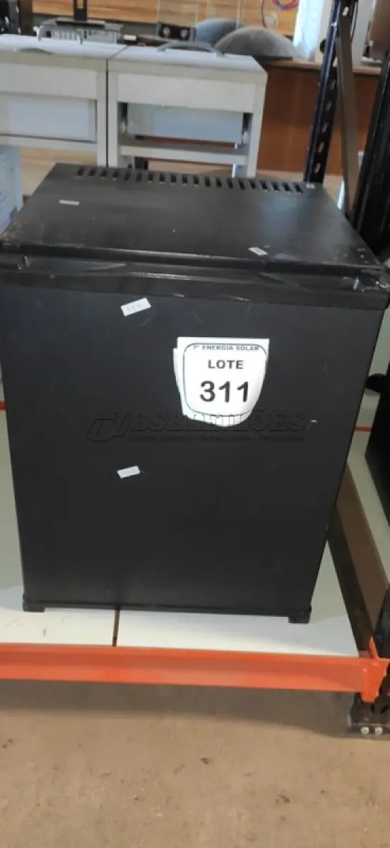 LOTE 311 - 01 FRIGOBAR 50 LITROS DOMETIC. (NO ESTADO) ATENÇÃO! FAZER A VISITAÇÃO ANTES DE ARREMATAR, NÃO SABEMOS SE FUNCIONA, LEILÃO NÃO TEM GARANTIA E NEM DEVOLUÇÃO, SUJEITO A POSSÍVEIS AVARIAS VISÍVEIS/OCULTAS E/OU AUSÊNCIA DE COMPONENTES.