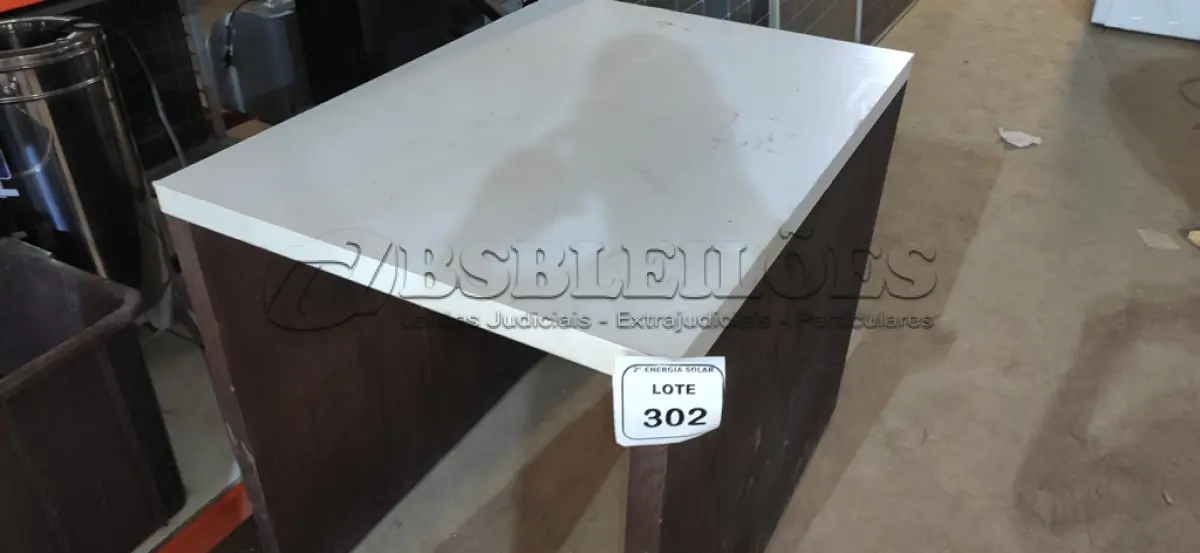 LOTE 302 - 01 MESA EM MADEIRA. (NO ESTADO) ATENÇÃO! FAZER A VISITAÇÃO ANTES DE ARREMATAR, NÃO SABEMOS SE FUNCIONA, LEILÃO NÃO TEM GARANTIA E NEM DEVOLUÇÃO, SUJEITO A POSSÍVEIS AVARIAS VISÍVEIS/OCULTAS E/OU AUSÊNCIA DE COMPONENTES.