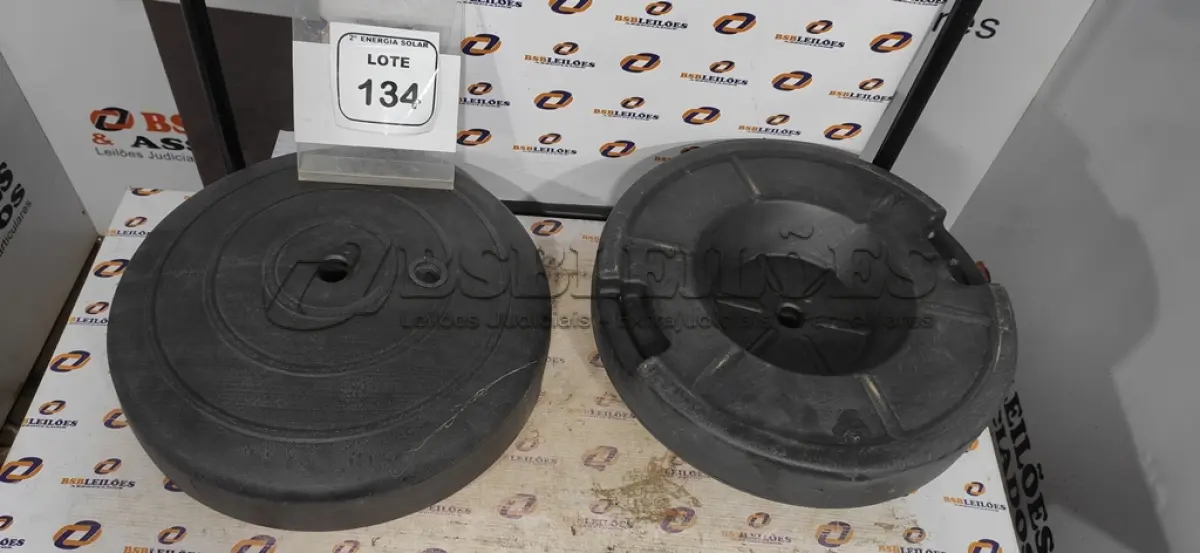 LOTE 134 - 04 BALDES DE AÇO PARA OBRA E 02 SUPORTES DE BANDEIRA. (NO ESTADO) ATENÇÃO! FAZER A VISITAÇÃO ANTES DE ARREMATAR, NÃO SABEMOS SE FUNCIONA, LEILÃO NÃO TEM GARANTIA E NEM DEVOLUÇÃO, SUJEITO A POSSÍVEIS AVARIAS VISÍVEIS/OCULTAS E/OU AUSÊNCIA DE COMPONENTES.