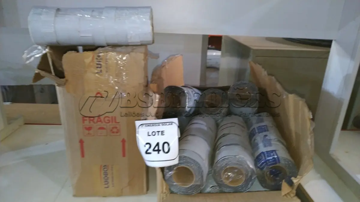 LOTE 240 - 01 CAIXA COM FITAS DUPLA FACE. (NO ESTADO) ATENÇÃO! FAZER A VISITAÇÃO ANTES DE ARREMATAR, NÃO SABEMOS SE FUNCIONA, LEILÃO NÃO TEM GARANTIA E NEM DEVOLUÇÃO, SUJEITO A POSSÍVEIS AVARIAS VISÍVEIS/OCULTAS E/OU 