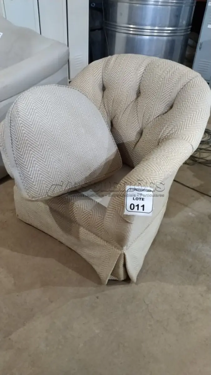 LOTE 011 - 01 POLTRONA. (NO ESTADO EM QUE SE ENCONTRA. SUJEITO A AVARIAS OCULTAS/VISÍVEIS) AU2019N