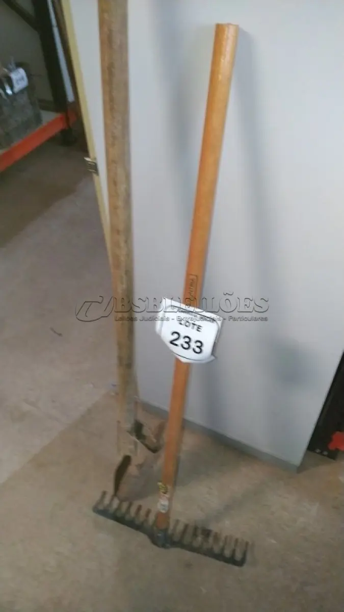 LOTE 233 - 01 RASTELO COM CABO E 01 CAVADEIRA MANUAL FALTANDO UM CABO. (NO ESTADO) ATENÇÃO! FAZER A VISITAÇÃO ANTES DE ARREMATAR, NÃO SABEMOS SE FUNCIONA, LEILÃO NÃO TEM GARANTIA E NEM DEVOLUÇÃO, SUJEITO A POSSÍVEIS AVARIAS VISÍVEIS/OCULTAS E/OU AUSÊNCIA DE COMPONENTES.