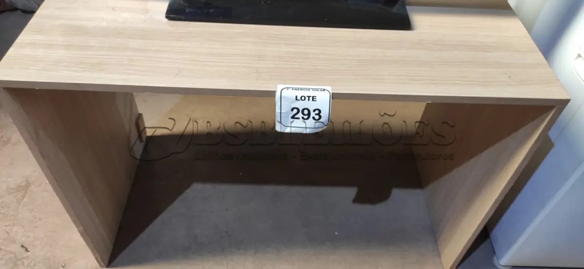 LOTE 293 - 01 MESA EM MADEIRA PARA ESCRITÓRIO. (NO ESTADO) ATENÇÃO! FAZER A VISITAÇÃO ANTES DE ARREMATAR, NÃO SABEMOS SE FUNCIONA, LEILÃO NÃO TEM GARANTIA E NEM DEVOLUÇÃO, SUJEITO A POSSÍVEIS AVARIAS VISÍVEIS/OCULTAS E/OU AUSÊNCIA DE COMPONENTES.