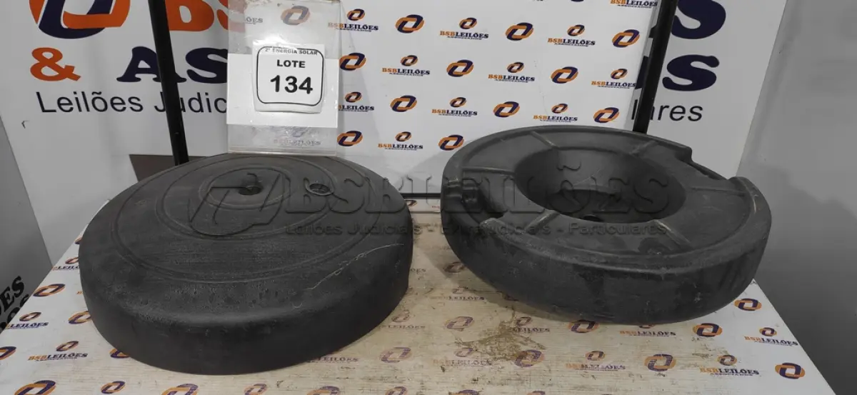 LOTE 134 - 04 BALDES DE AÇO PARA OBRA E 02 SUPORTES DE BANDEIRA. (NO ESTADO) ATENÇÃO! FAZER A VISITAÇÃO ANTES DE ARREMATAR, NÃO SABEMOS SE FUNCIONA, LEILÃO NÃO TEM GARANTIA E NEM DEVOLUÇÃO, SUJEITO A POSSÍVEIS AVARIAS VISÍVEIS/OCULTAS E/OU AUSÊNCIA DE COMPONENTES.