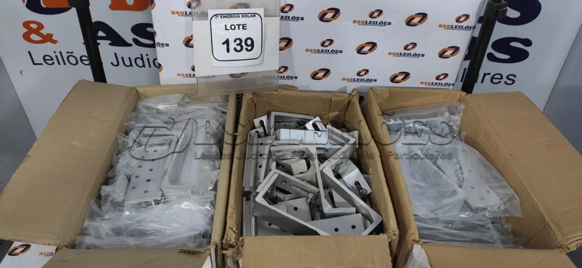 LOTE 139 - 03 CAIXAS DE SUPORTE SINGLE PARA PAINEL SOLARES. (NO ESTADO) ATENÇÃO! FAZER A VISITAÇÃO ANTES DE ARREMATAR, NÃO SABEMOS SE FUNCIONA, LEILÃO NÃO TEM GARANTIA E NEM DEVOLUÇÃO, SUJEITO A POSSÍVEIS AVARIAS VISÍVEIS/OCULTAS E/OU AUSÊNCIA DE COMPONENTES.