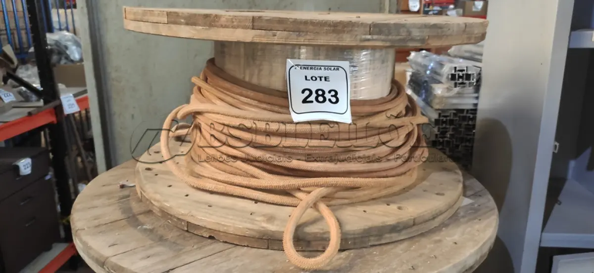 LOTE 283 - 01 CARRETEL COM CORDA. (NO ESTADO) ATENÇÃO! FAZER A VISITAÇÃO ANTES DE ARREMATAR, NÃO SABEMOS SE FUNCIONA, LEILÃO NÃO TEM GARANTIA E NEM DEVOLUÇÃO, SUJEITO A POSSÍVEIS AVARIAS VISÍVEIS/OCULTAS E/OU AUSÊNCIA DE COMPONENTES.