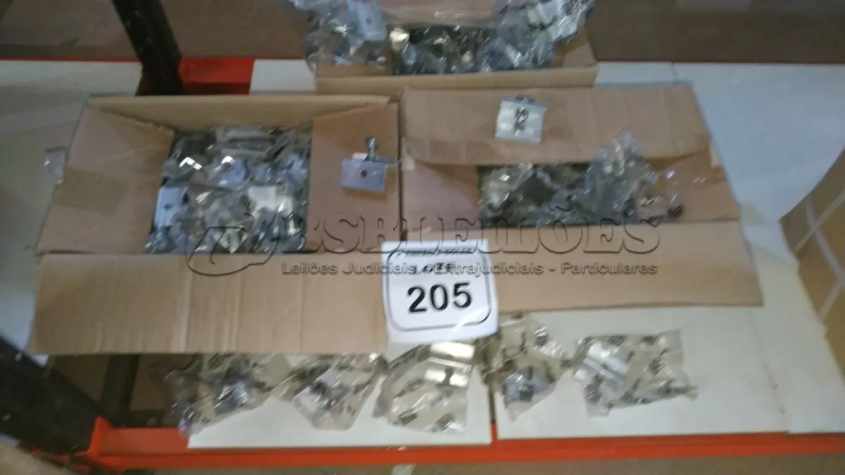 LOTE 205 - 03 CAIXAS COM TERMINAIS INTERMEDIÁRIOS 30X35MM. (NO ESTADO) ATENÇÃO! FAZER A VISITAÇÃO ANTES DE ARREMATAR, NÃO SABEMOS SE FUNCIONA, LEILÃO NÃO TEM GARANTIA E NEM DEVOLUÇÃO, SUJEITO A POSSÍVEIS AVARIAS VISÍVEIS/OCULTAS E/OU AUSÊNCIA DE COMPONENTES.