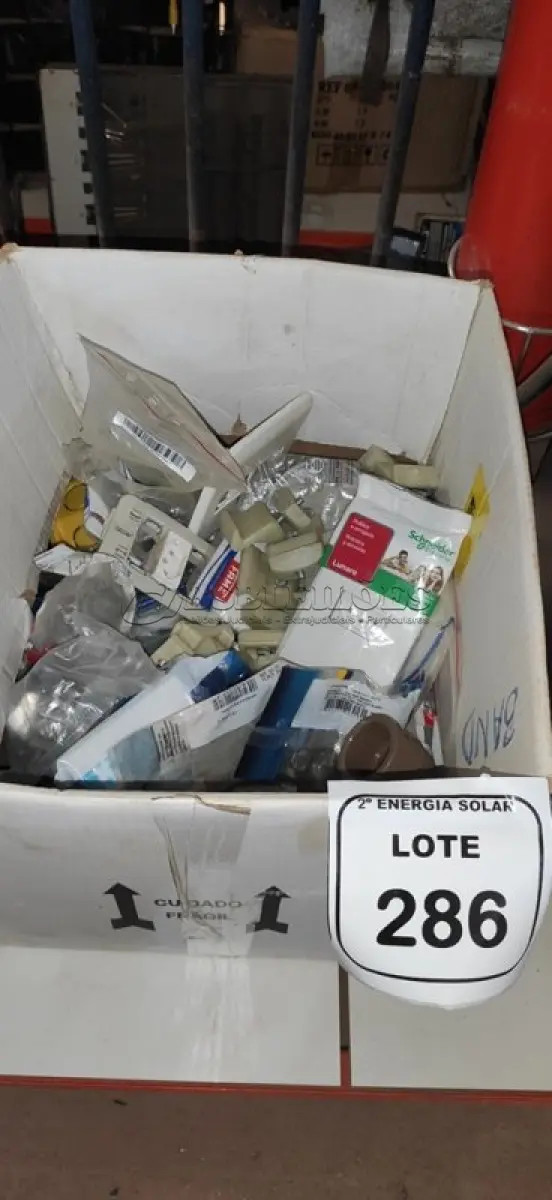 LOTE 286 - 01 LOTE COM MATERIAIS ELÉTRICOS, TAPAS CEGA E CONECTORES PARA LÂMPADAS. (NO ESTADO) ATENÇÃO! FAZER A VISITAÇÃO ANTES DE ARREMATAR, NÃO SABEMOS SE FUNCIONA, LEILÃO NÃO TEM GARANTIA E NEM DEVOLUÇÃO, SUJEITO A POSSÍVEIS AVARIAS VISÍVEIS/OCULTAS E/OU AUSÊNCIA DE COMPONENTES.