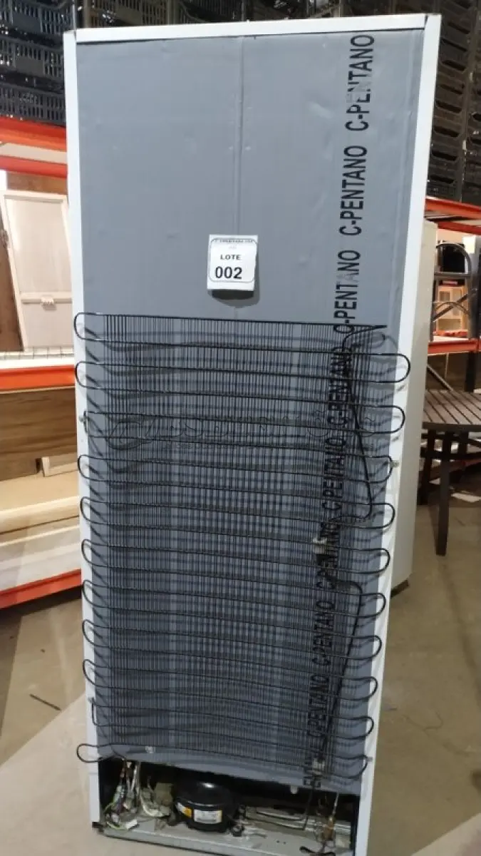 LOTE 002 - 01 GELADEIRA MARCA ELECTROLUX 220V. (NO ESTADO EM QUE SE ENCONTRA. SUJEITO A AVARIAS OCULTAS/VISÍVEIS) BF8677R