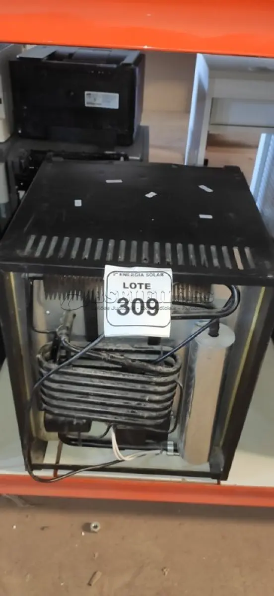 LOTE 309 - 01 FRIGOBAR 50 LITROS DOMETIC. (NO ESTADO) ATENÇÃO! FAZER A VISITAÇÃO ANTES DE ARREMATAR, NÃO SABEMOS SE FUNCIONA, LEILÃO NÃO TEM GARANTIA E NEM DEVOLUÇÃO, SUJEITO A POSSÍVEIS AVARIAS VISÍVEIS/OCULTAS E/OU AUSÊNCIA DE COMPONENTES.