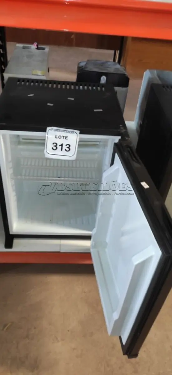 LOTE 313 - 01 FRIGOBAR 50 LITROS DOMETIC. (NO ESTADO) ATENÇÃO! FAZER A VISITAÇÃO ANTES DE ARREMATAR, NÃO SABEMOS SE FUNCIONA, LEILÃO NÃO TEM GARANTIA E NEM DEVOLUÇÃO, SUJEITO A POSSÍVEIS AVARIAS VISÍVEIS/OCULTAS E/OU AUSÊNCIA DE COMPONENTES.