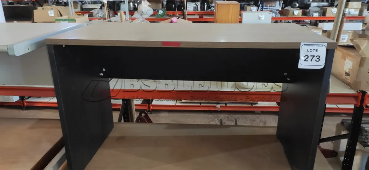 LOTE 273 - 01 MESA EM MADEIRA PARA ESCRITÓRIO. (NO ESTADO) ATENÇÃO! FAZER A VISITAÇÃO ANTES DE ARREMATAR, NÃO SABEMOS SE FUNCIONA, LEILÃO NÃO TEM GARANTIA E NEM DEVOLUÇÃO, SUJEITO A POSSÍVEIS AVARIAS VISÍVEIS/OCULTAS E/OU AUSÊNCIA DE COMPONENTES.