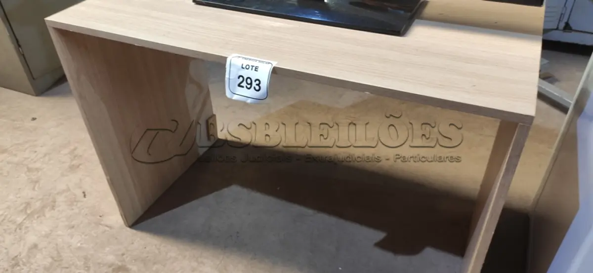 LOTE 293 - 01 MESA EM MADEIRA PARA ESCRITÓRIO. (NO ESTADO) ATENÇÃO! FAZER A VISITAÇÃO ANTES DE ARREMATAR, NÃO SABEMOS SE FUNCIONA, LEILÃO NÃO TEM GARANTIA E NEM DEVOLUÇÃO, SUJEITO A POSSÍVEIS AVARIAS VISÍVEIS/OCULTAS E/OU AUSÊNCIA DE COMPONENTES.