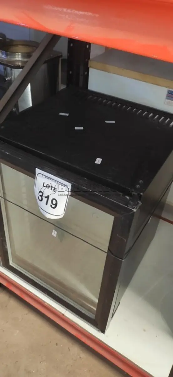 LOTE 319 - 01 FRIGOBAR 50 LITROS DOMETIC. (NO ESTADO) ATENÇÃO! FAZER A VISITAÇÃO ANTES DE ARREMATAR, NÃO SABEMOS SE FUNCIONA, LEILÃO NÃO TEM GARANTIA E NEM DEVOLUÇÃO, SUJEITO A POSSÍVEIS AVARIAS VISÍVEIS/OCULTAS E/OU AUSÊNCIA DE COMPONENTES.
