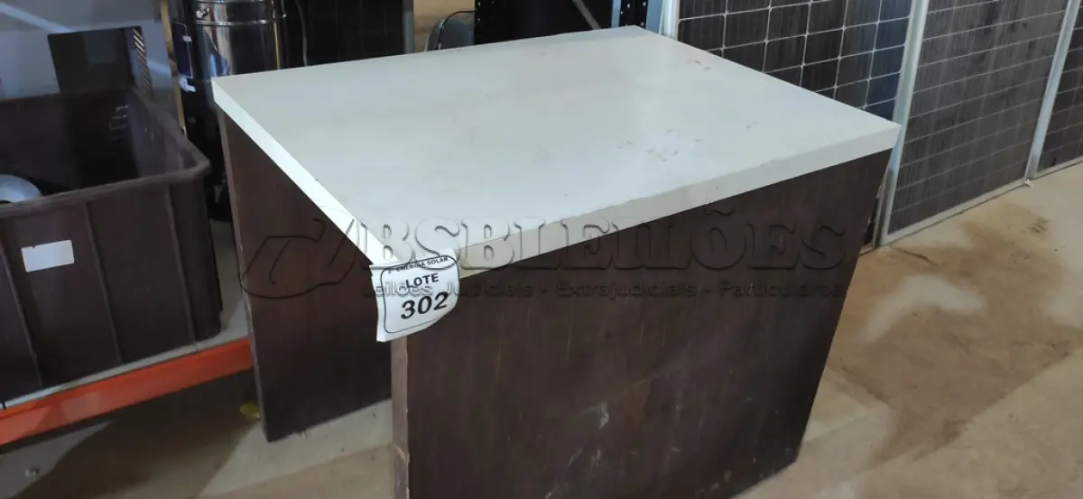 LOTE 302 - 01 MESA EM MADEIRA. (NO ESTADO) ATENÇÃO! FAZER A VISITAÇÃO ANTES DE ARREMATAR, NÃO SABEMOS SE FUNCIONA, LEILÃO NÃO TEM GARANTIA E NEM DEVOLUÇÃO, SUJEITO A POSSÍVEIS AVARIAS VISÍVEIS/OCULTAS E/OU AUSÊNCIA DE COMPONENTES.