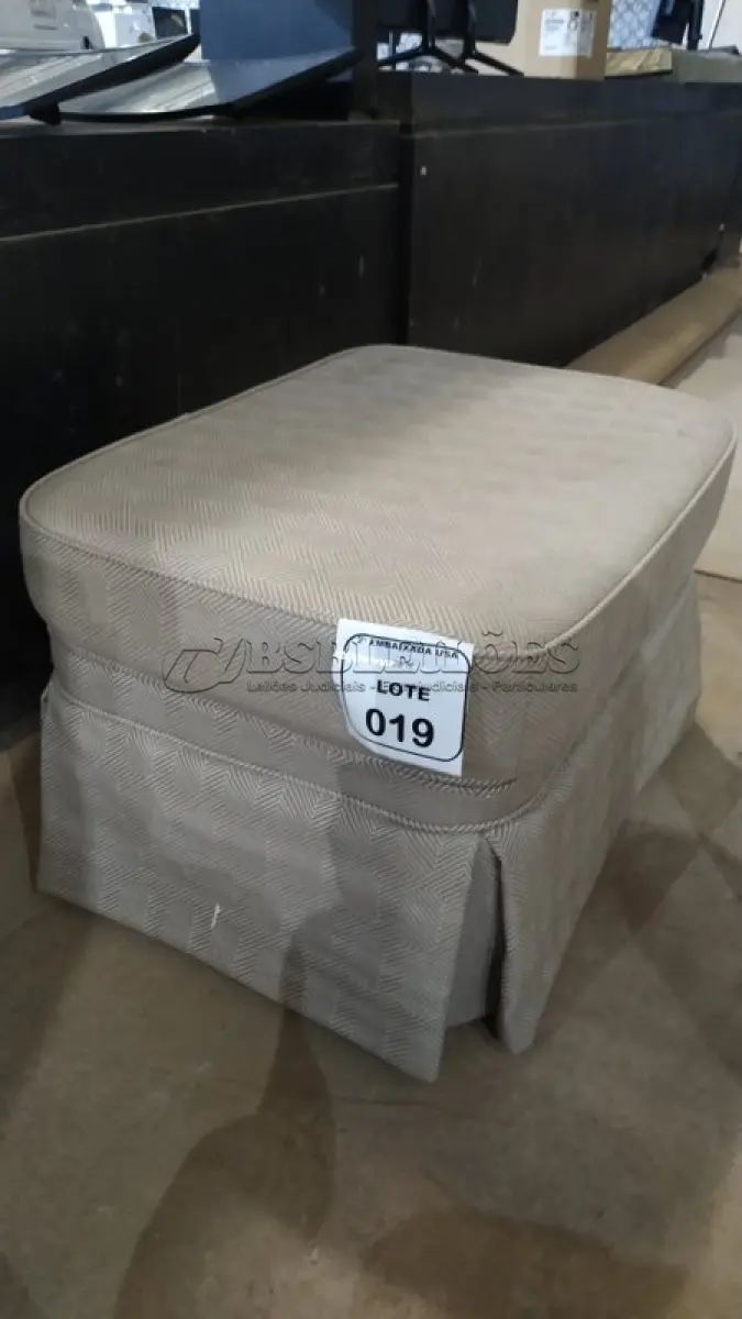 LOTE 019 - 01 PUF/OTTOMAN. (NO ESTADO EM QUE SE ENCONTRA. SUJEITO A AVARIAS OCULTAS/VISÍVEIS) AV9574P