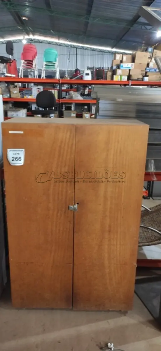 LOTE 266 - 01 ARMÁRIO EM MADEIRA 02 PORTAS E 03 PRATELEIRAS. (NO ESTADO) ATENÇÃO! FAZER A VISITAÇÃO ANTES DE ARREMATAR, NÃO SABEMOS SE FUNCIONA, LEILÃO NÃO TEM GARANTIA E NEM DEVOLUÇÃO, SUJEITO A POSSÍVEIS AVARIAS VISÍVEIS/OCULTAS E/OU AUSÊNCIA DE COMPONENTES.
