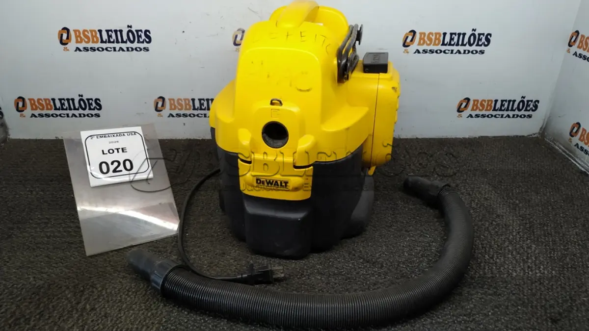 LOTE 020 - 01 ASPIRADOR DE PÓ (VACUUM CLEANER), DEWALT 3AB14 PORTABLE WET/DRY 110V. (NO ESTADO EM QUE SE ENCONTRA. SUJEITO A AVARIAS OCULTAS/VISÍVEIS.) AV9697H