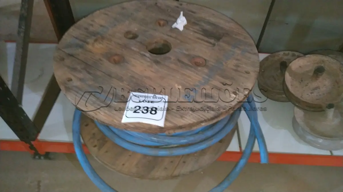 LOTE 238 - 01 CARRETEL COM 12M DE FIO 240MM AZUL. (NO ESTADO) ATENÇÃO! FAZER A VISITAÇÃO ANTES DE ARREMATAR, NÃO SABEMOS SE FUNCIONA, LEILÃO NÃO TEM GARANTIA E NEM DEVOLUÇÃO, SUJEITO A POSSÍVEIS AVARIAS VISÍVEIS/OCULTAS E/OU 