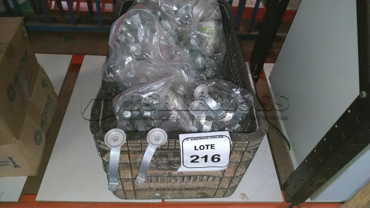 LOTE 216 - 01 CAIXA COM PARAFUSOS DIVERSOS E ABRAÇADEIRAS COPO. (NO ESTADO) ATENÇÃO! FAZER A VISITAÇÃO ANTES DE ARREMATAR, NÃO SABEMOS SE FUNCIONA, LEILÃO NÃO TEM GARANTIA E NEM DEVOLUÇÃO, SUJEITO A POSSÍVEIS AVARIAS VISÍVEIS/OCULTAS E/OU AUSÊNCIA DE COMPONENTES.