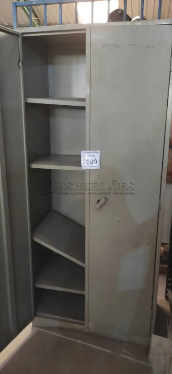 LOTE 290 - 01 ARMÁRIO DE AÇO 02 PORTAS E 4 PRATELEIRAS. (NO ESTADO) ATENÇÃO! FAZER A VISITAÇÃO ANTES DE ARREMATAR, NÃO SABEMOS SE FUNCIONA, LEILÃO NÃO TEM GARANTIA E NEM DEVOLUÇÃO, SUJEITO A POSSÍVEIS AVARIAS VISÍVEIS/OCULTAS E/OU AUSÊNCIA DE COMPONENTES.