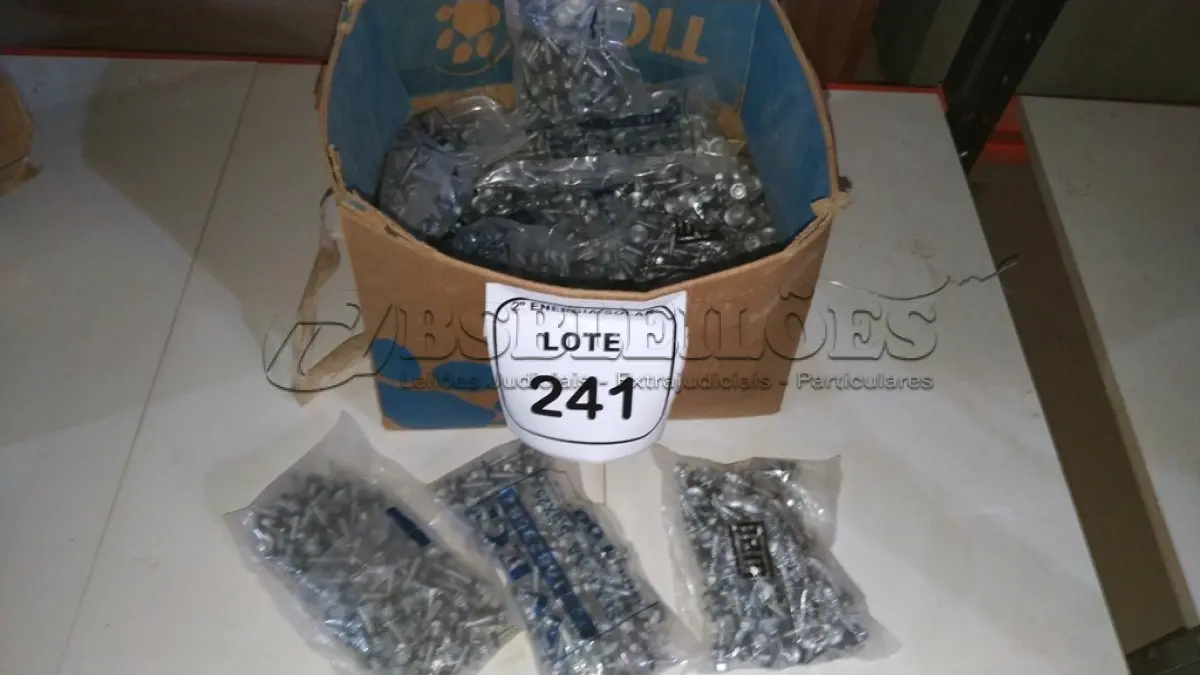 LOTE 241 - 01 CAIXA COM APROXIMADAMENTE 1200 PARAFUSOS AUTO BROCANTE. (NO ESTADO) ATENÇÃO! FAZER A VISITAÇÃO ANTES DE ARREMATAR, NÃO SABEMOS SE FUNCIONA, LEILÃO NÃO TEM GARANTIA E NEM DEVOLUÇÃO, SUJEITO A POSSÍVEIS AVARIAS VISÍVEIS/OCULTAS E/OU 