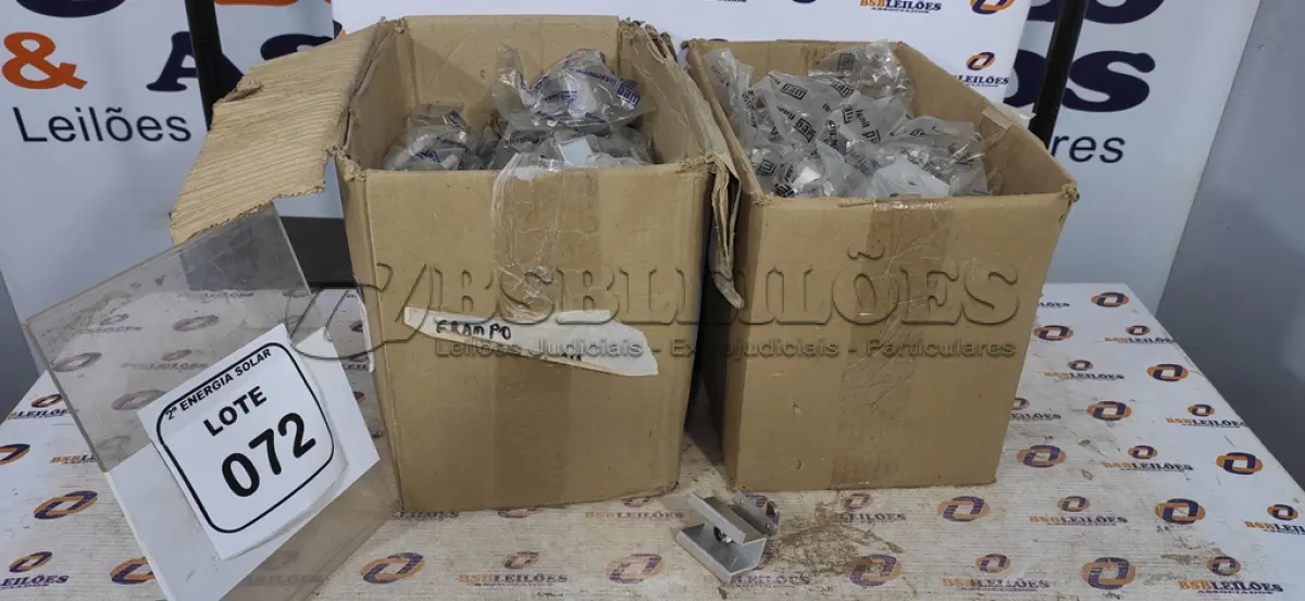 LOTE 072 - 02 CAIXAS COM GRAMPOS TERMINAIS FINAIS INT 35X40MM. (NO ESTADO) ATENÇÃO! FAZER A VISITAÇÃO ANTES DE ARREMATAR, NÃO SABEMOS SE FUNCIONA, LEILÃO NÃO TEM GARANTIA E NEM DEVOLUÇÃO, SUJEITO A POSSÍVEIS AVARIAS VISÍVEIS/OCULTAS E/OU AUSÊNCIA DE COMPONENTES.