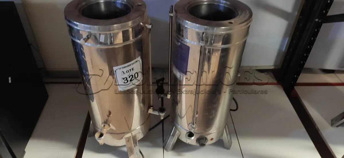 LOTE 320 - 02 CAFETEIRAS INDUSTRIAL MONARCHA. (NO ESTADO) ATENÇÃO! FAZER A VISITAÇÃO ANTES DE ARREMATAR, NÃO SABEMOS SE FUNCIONA, LEILÃO NÃO TEM GARANTIA E NEM DEVOLUÇÃO, SUJEITO A POSSÍVEIS AVARIAS VISÍVEIS/OCULTAS E/OU AUSÊNCIA DE COMPONENTES.