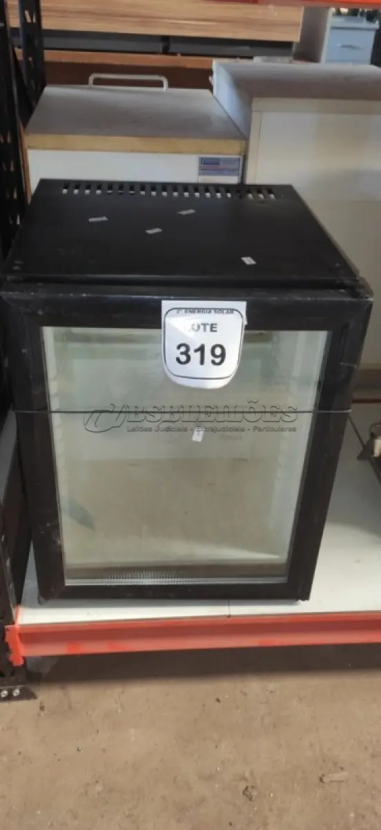 LOTE 319 - 01 FRIGOBAR 50 LITROS DOMETIC. (NO ESTADO) ATENÇÃO! FAZER A VISITAÇÃO ANTES DE ARREMATAR, NÃO SABEMOS SE FUNCIONA, LEILÃO NÃO TEM GARANTIA E NEM DEVOLUÇÃO, SUJEITO A POSSÍVEIS AVARIAS VISÍVEIS/OCULTAS E/OU AUSÊNCIA DE COMPONENTES.