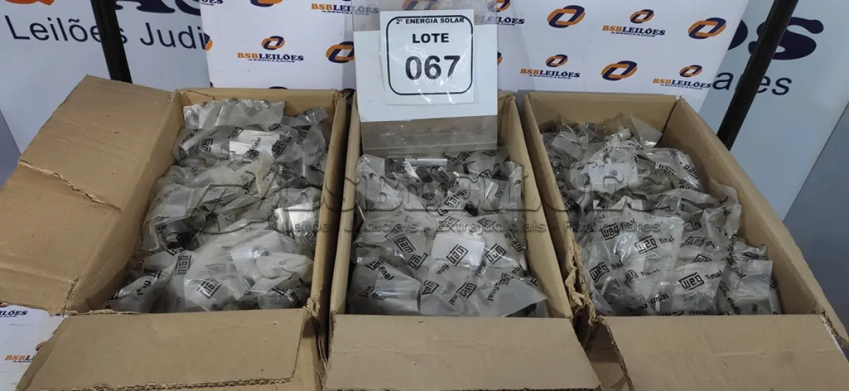 LOTE 067 - 03 CAIXAS COM GRAMPOS FIXADORES TERM 35X45MM. (NO ESTADO) ATENÇÃO! FAZER A VISITAÇÃO ANTES DE ARREMATAR, NÃO SABEMOS SE FUNCIONA, LEILÃO NÃO TEM GARANTIA E NEM DEVOLUÇÃO, SUJEITO A POSSÍVEIS AVARIAS VISÍVEIS/OCULTAS E/OU AUSÊNCIA DE COMPONENTES.
