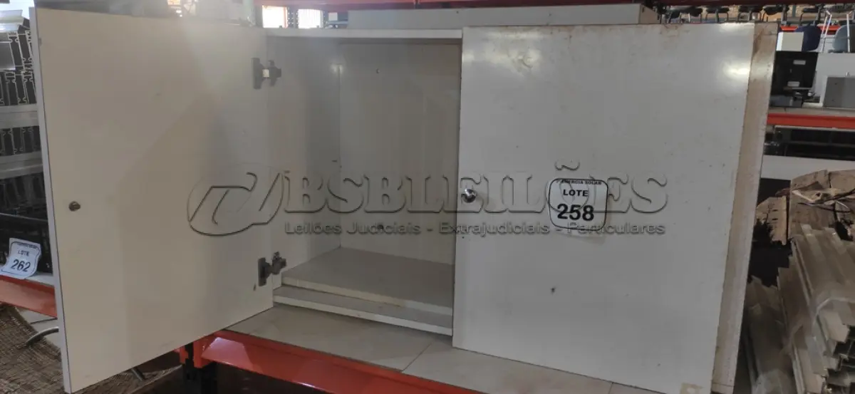 LOTE 258 - 01 ARMÁRIO EM MADEIRA PARA COZINHA. (NO ESTADO) ATENÇÃO! FAZER A VISITAÇÃO ANTES DE ARREMATAR, NÃO SABEMOS SE FUNCIONA, LEILÃO NÃO TEM GARANTIA E NEM DEVOLUÇÃO, SUJEITO A POSSÍVEIS AVARIAS VISÍVEIS/OCULTAS E/OU AUSÊNCIA DE COMPONENTES.