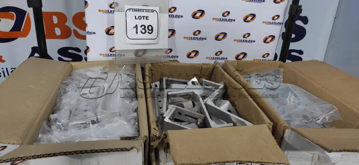 LOTE 139 - 03 CAIXAS DE SUPORTE SINGLE PARA PAINEL SOLARES. (NO ESTADO) ATENÇÃO! FAZER A VISITAÇÃO ANTES DE ARREMATAR, NÃO SABEMOS SE FUNCIONA, LEILÃO NÃO TEM GARANTIA E NEM DEVOLUÇÃO, SUJEITO A POSSÍVEIS AVARIAS VISÍVEIS/OCULTAS E/OU AUSÊNCIA DE COMPONENTES.